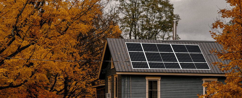 Beitragsbild: Dunkle Jahreszeit mit Einfamilienhaus und Solarmodulen